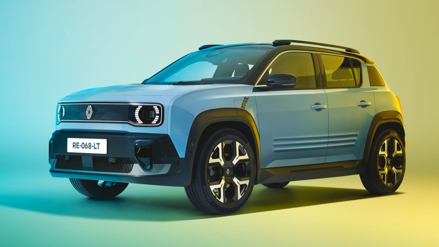 Renault 4 E-Tech 150hp Comfort Range electric SUV exterior, front three-quarter view.