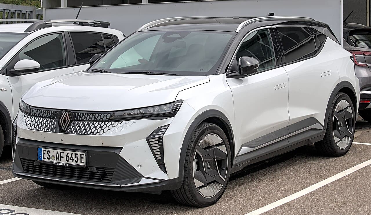 Renault Scenic E-Tech Long Range electric crossover exterior, front three-quarter view.