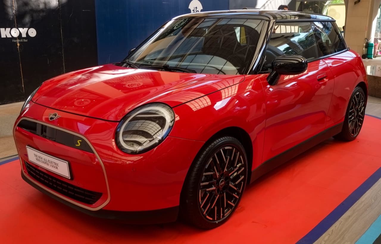 MINI Cooper SE electric hatchback exterior, front three-quarter view.